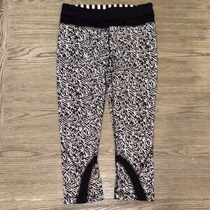 Lululemon run inspire crop luxe black and white abstract print size 6
